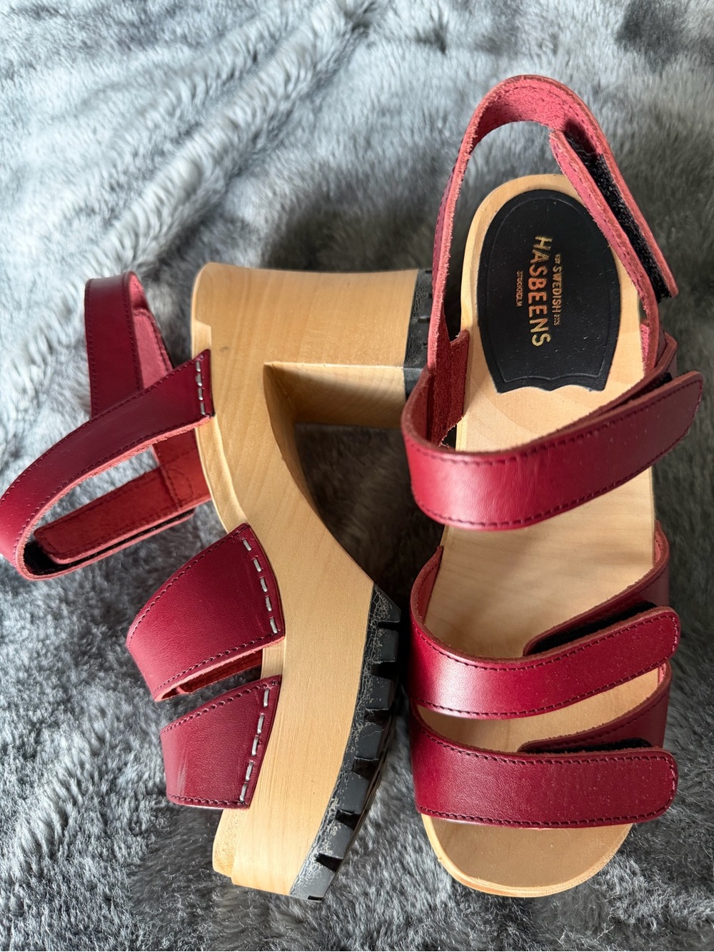 NWOT Swedish Hasbeens dark red leather and wood sandals